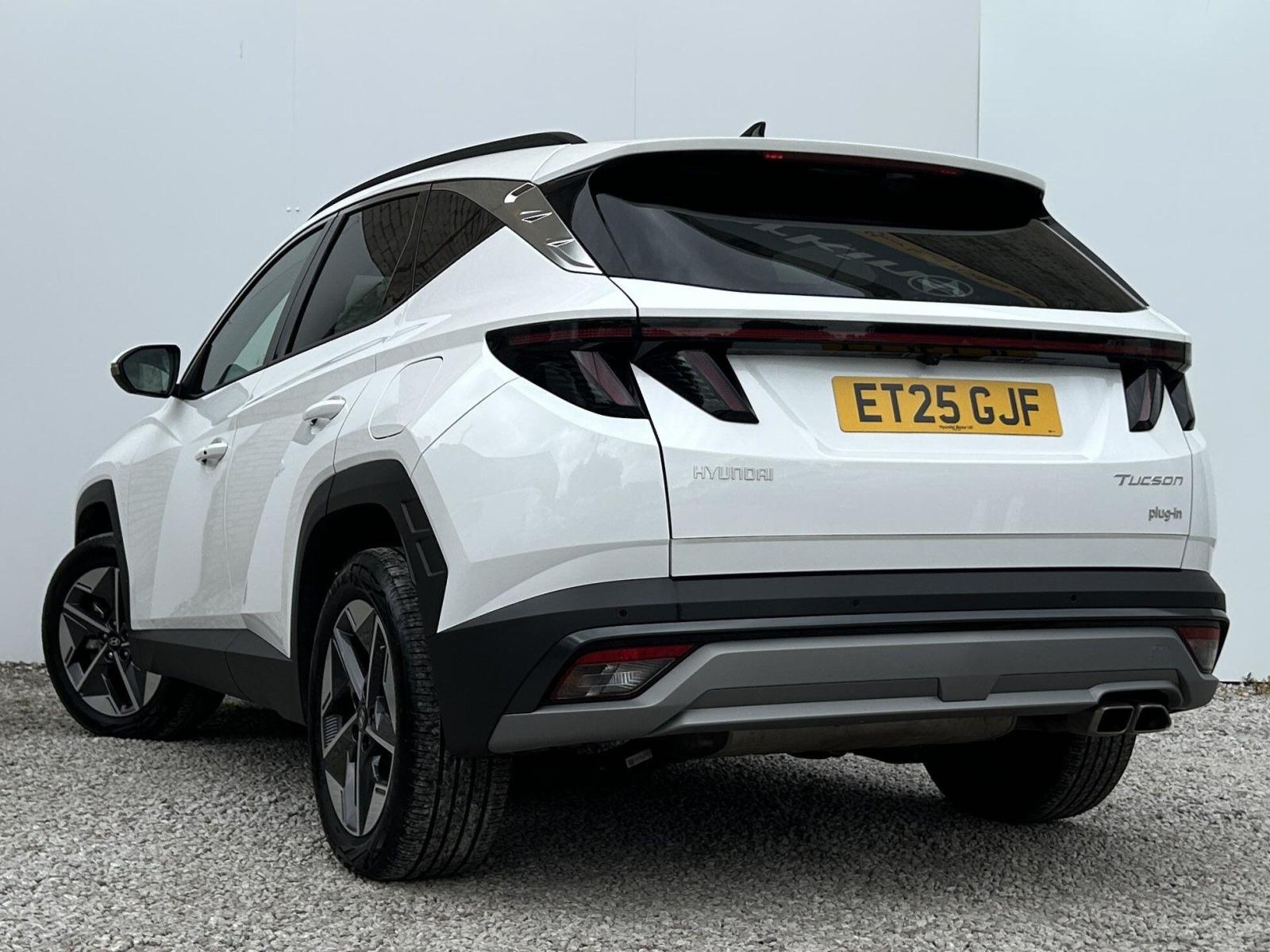 HYUNDAI TUCSON SAT NAV REAR CAMERA DAB 25,325 25,995 670 X 44 X 1...